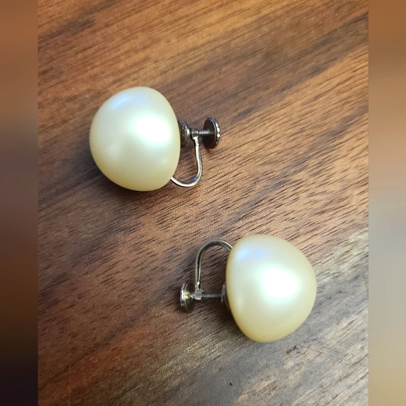 VTG Richelieu signed faux pearl earrings - Picture 1 of 3